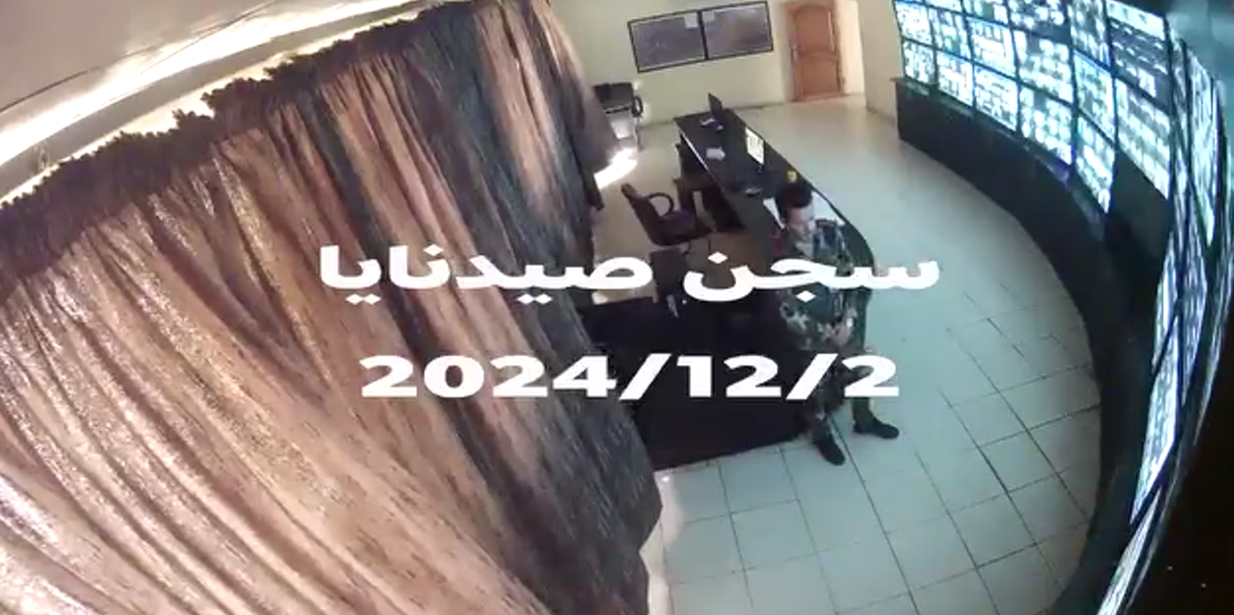 عنصر يراقب الكاميرات&nbsp;