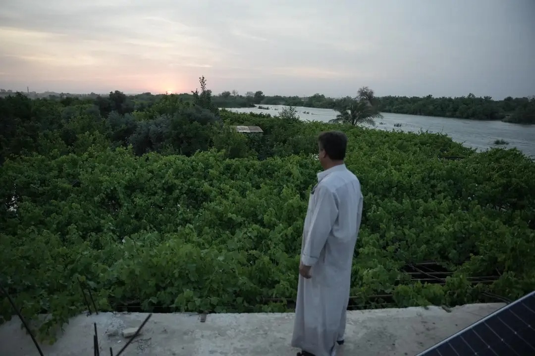 صور التقطها الصحفي عمر البم من مناطق الفيضان في دير الزور.