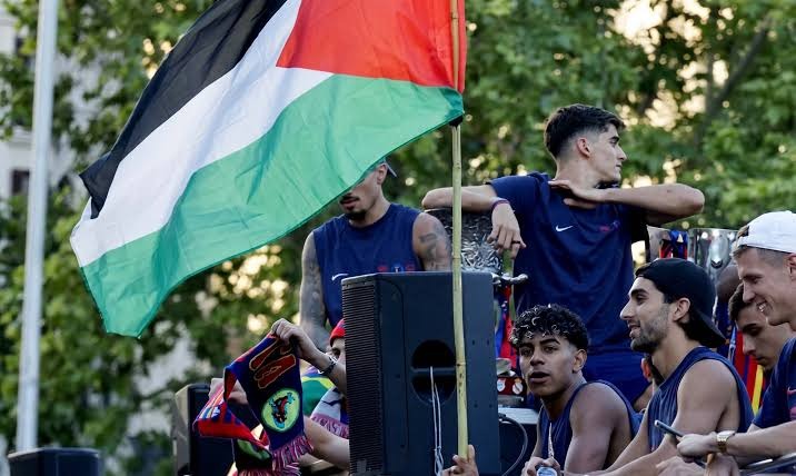 رفع يامال العلم الفلسطيني خلال احتفالات نادي برشلونة