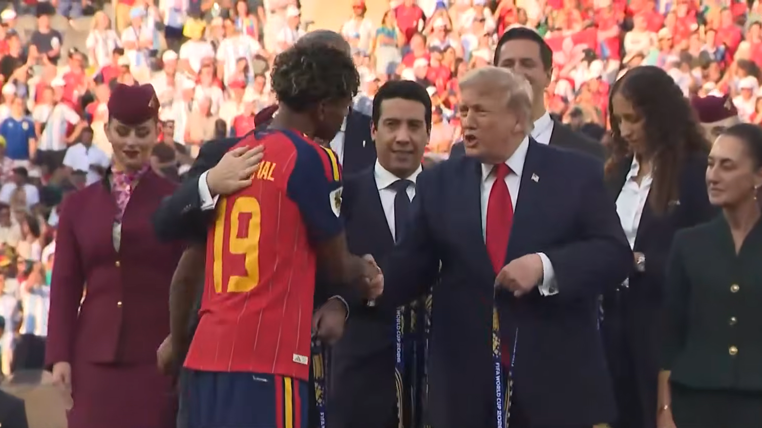 يامال يصافح بشكل طبيعي