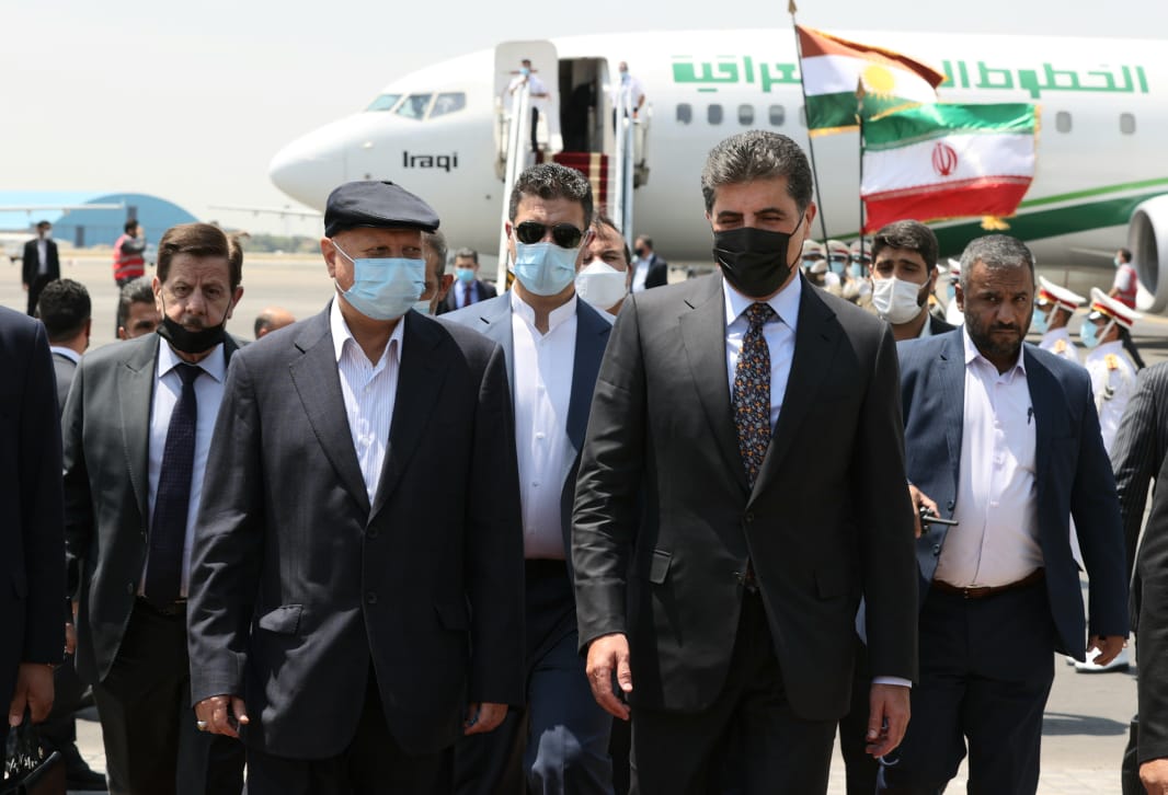 رفع العلم الكردي منفرداً في طهران
