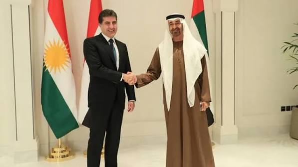 العلم الكردي بجانب العراقي خلال زيارة بارزاني للإمارات