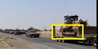 الجرافة تتحرك رغم أنها موضوعة على قاطرة