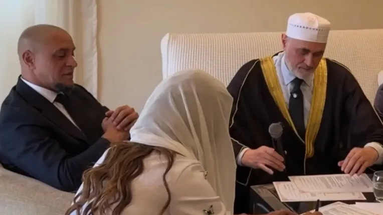 كارلوس رفقة زوجته

سهيلة الطاهري أثناء مراسم عقد القران