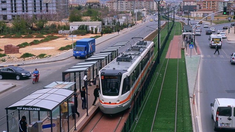 موقع روسيا اليوم يزوّر ويجتزئ أقوالاً لسوريين في تقرير للغارديان