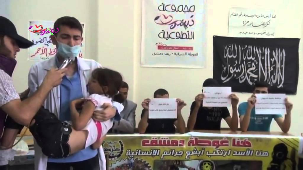 موالون للأسد يستخدمون مشهداً تمثيلياً للتشكيك باستخدام النظام للسلاح الكيميائي