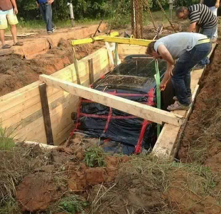 هذه السيارة لم يدفنها صاحبها ليُخفيها لأحفاده