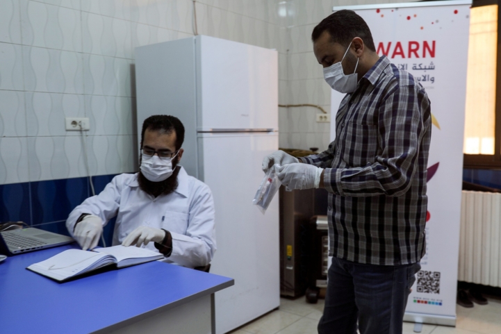 وكالة روسية تستخدم صورة لطبيب يعمل بمناطق المعارضة السورية للحديث عن مساعدات صينية