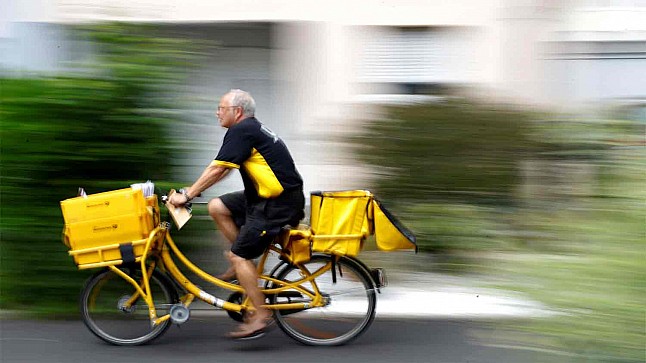 خبر ساخر عن اكتشاف ١٣٠٠ طفل غير شرعي لساعي بريد متقاعد ينتشر على أنه حقيقة