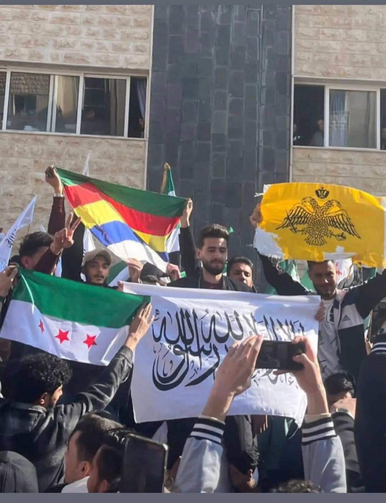 لقطات من الحفل تُظهر رفع أعلام متنوعة.