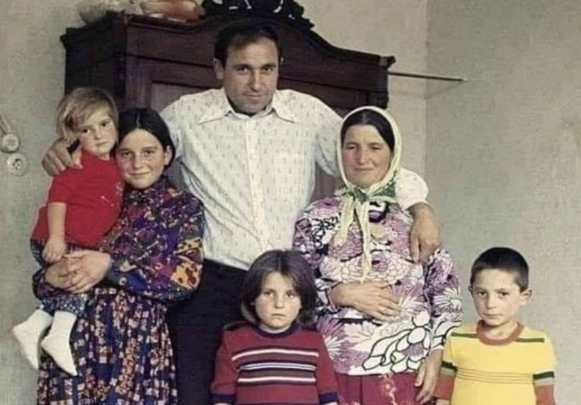 هذه الصورة ليست للطبيب (أوغور شاهين) وعائلته