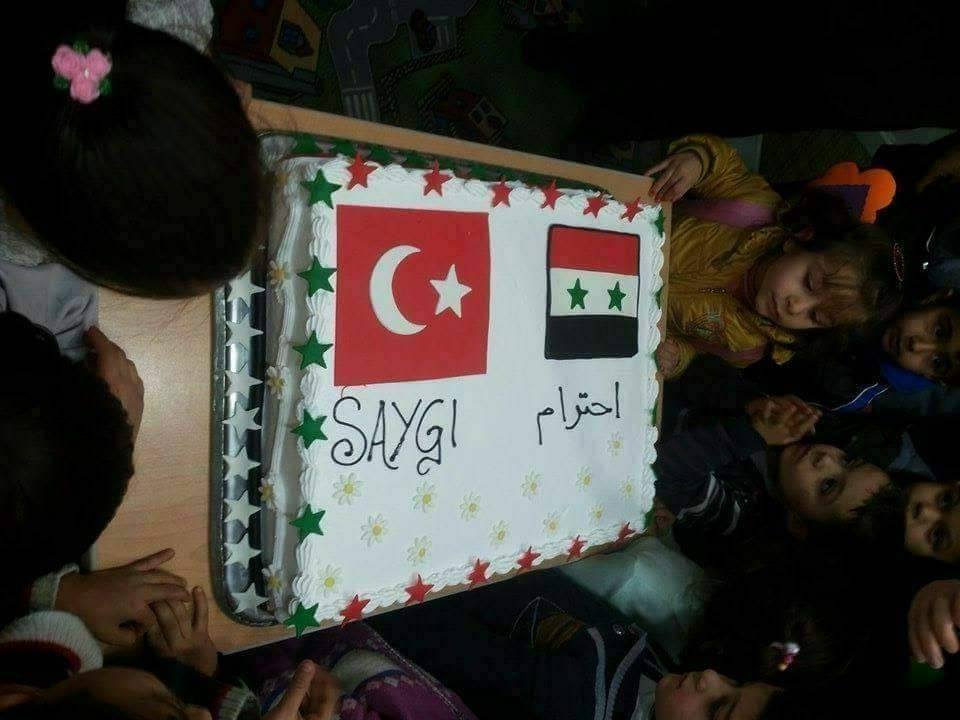 هل رُسِم (علم النظام السوري) على قالب حلوى في مخيم للنازحين بريف حلب؟