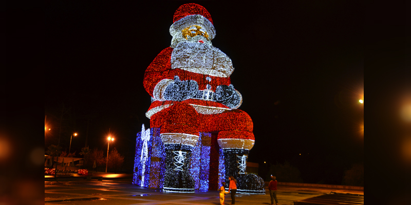 هذا المجسم العملاق والمضيء لـ (بابا نويل) ليس في دمشق 