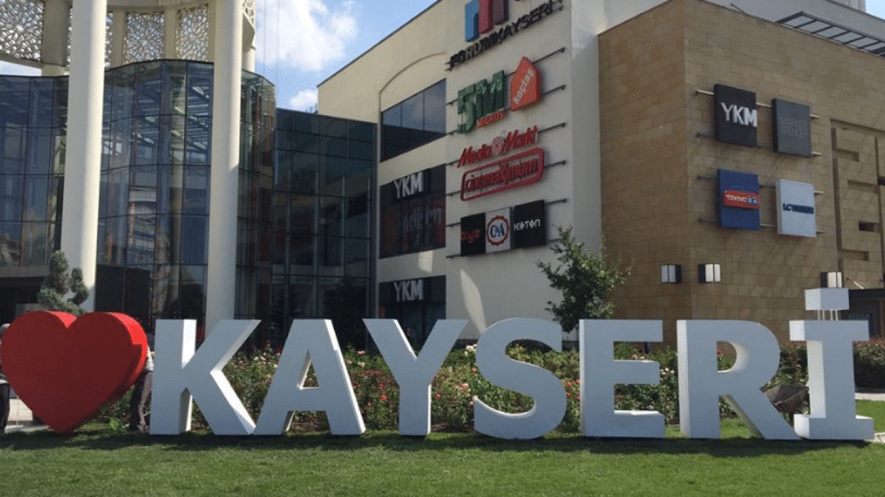 ادّعاء جديد.. كثافة السوريين في قيصري تساهم بارتفاع تلوث الهواء!