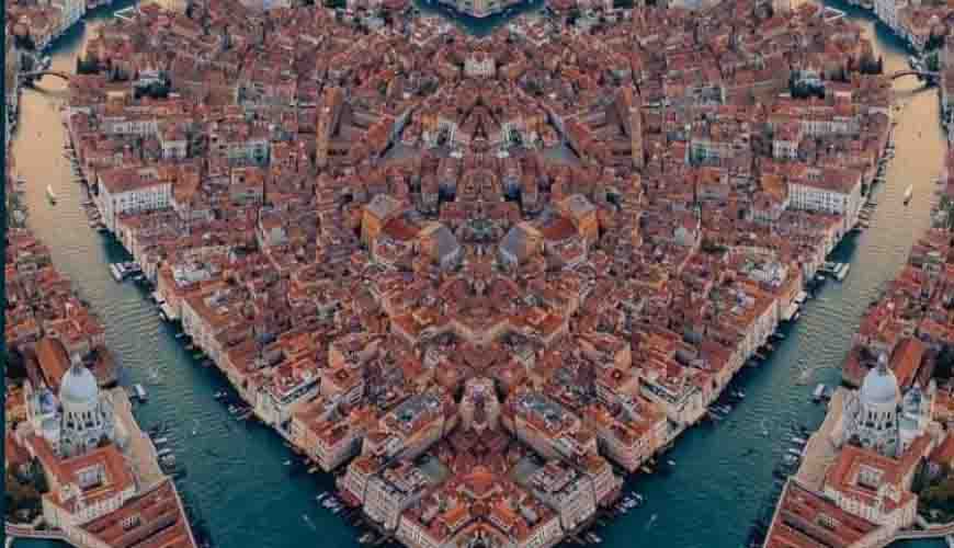 هذه الصورة معدلة ولا تظهر مدينة البندقية على شكل قلب