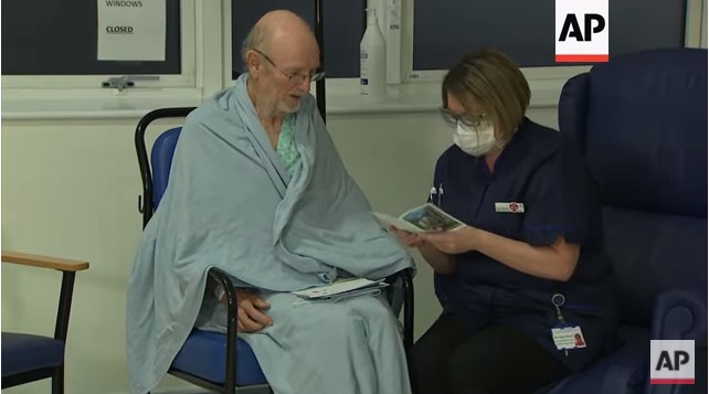 وفاة أول رجل في العالم حصل على لقاح كورونا لم تكن بسبب اللقاح