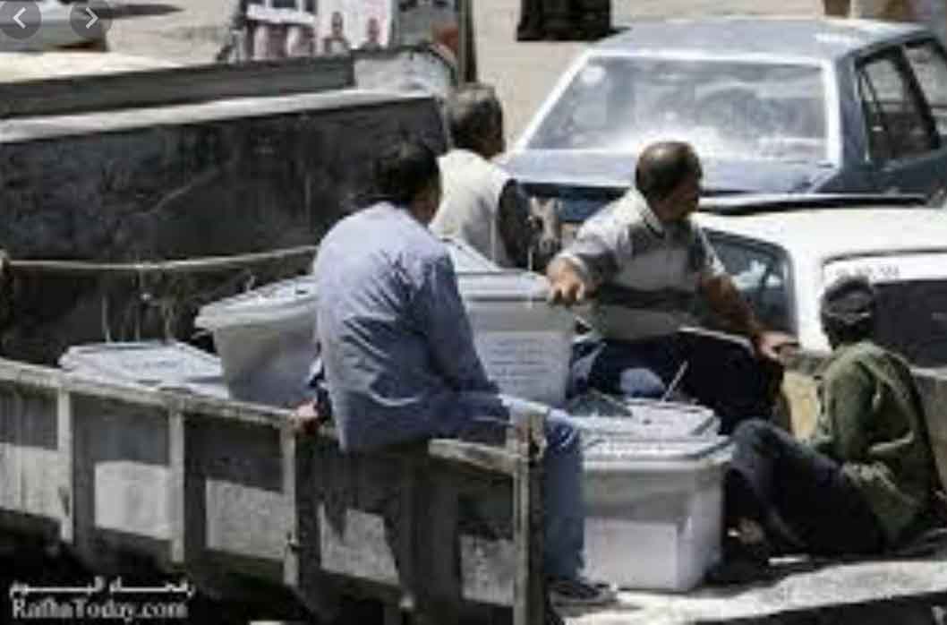 نقل صناديق الاقتراع لانتخابات البرلمان في سوريا بواسطة سيارة قمامة - 2012