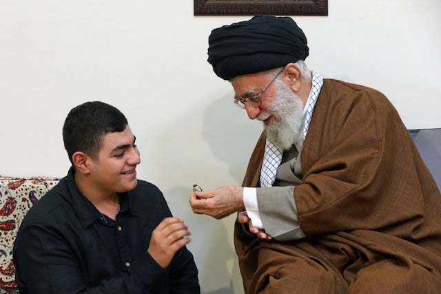 خامنئي يسلم خاتما لنجل مصطفى بدر الدين - 2016