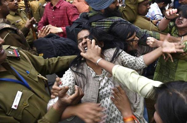 قتاة تتعرض للضرب في مواجهات في جامعة دلهي في الهند - 2017