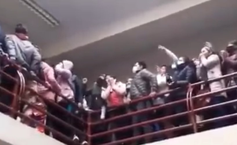 هذا التسجيل لا يظهر سقوط أشخاص بسبب الازدحام أمام مكتب الأمم المتحدة في لبنان