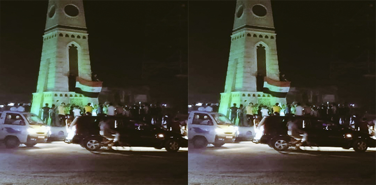 هل رُفع علم النظام السوري على دوار الساعة في مدينة الرقة حديثاً؟