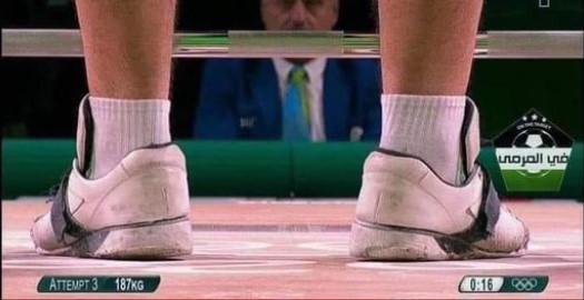 هل شارك الرباع السوري معن أسعد بحذاء ممزق في أولمبياد طوكيو؟