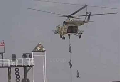 هل تُظهر هذه الصورة سقوط عنصر من قوات النمر خلال إنزال جوي؟