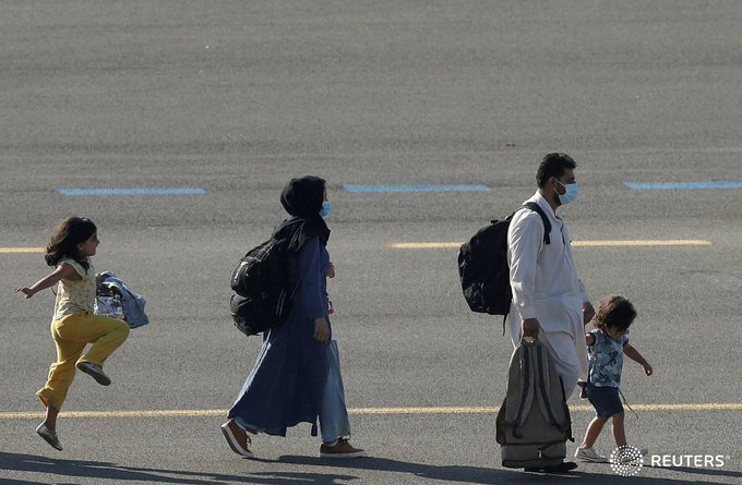 ما حقيقة ظهور عائلة مسلحة خلال رحلة إجلاء من أفغانستان؟