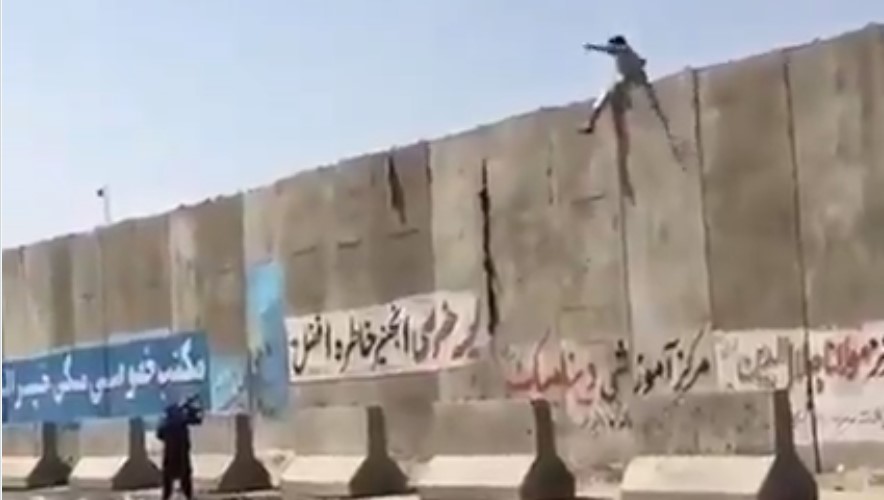 هل يظهر هذا التسجيل إطلاق نار من مرشد للطلبة على تلميذ أفغاني؟