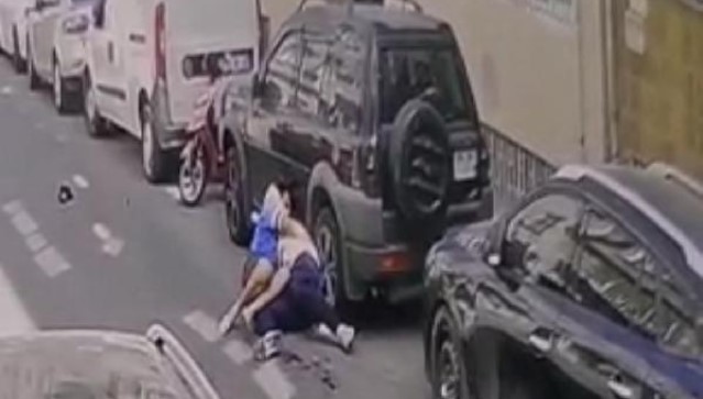 هل يظهر هذا المقطع شاباً سورياً اعتدى عليه مواطن تركي طعناً بالسكين؟