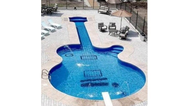 هل تظهر هذه الصورة مسبحاً مائياً في منزل لونا الشبل؟