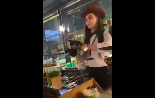 هل يظهر هذا التسجيل نادلة "تقدم الأركيلة بطريقة فنية" في دمشق؟