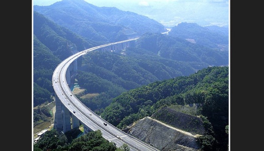 هل تظهر هذه الصورة طريق M4 الذي يربط حلب باللاذقية؟