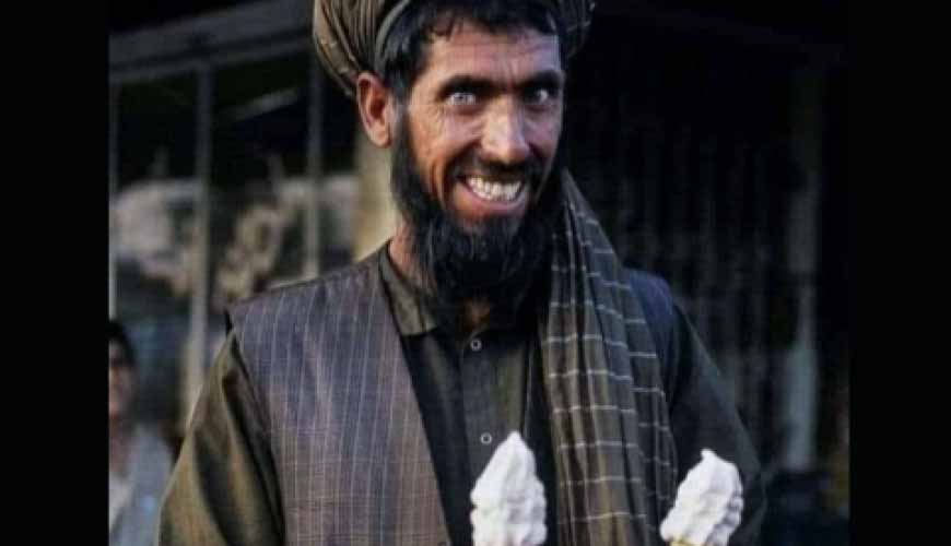 صورة لـ "مقاتل من حركة طالبان يوزع الآيس كريم احتفالا" .. ما حقيقتها؟