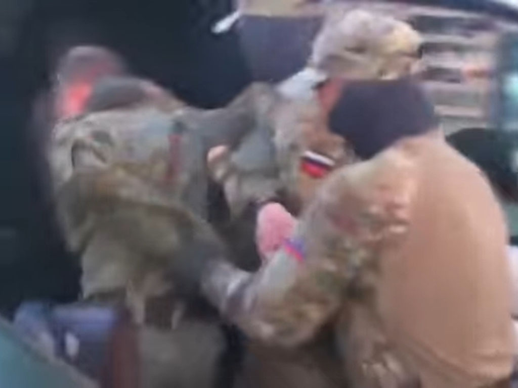 هل يُظهر هذا التسجيل اعتقال عنصر من الجيش الأوكراني في خاركيف شرق أوكرانيا؟