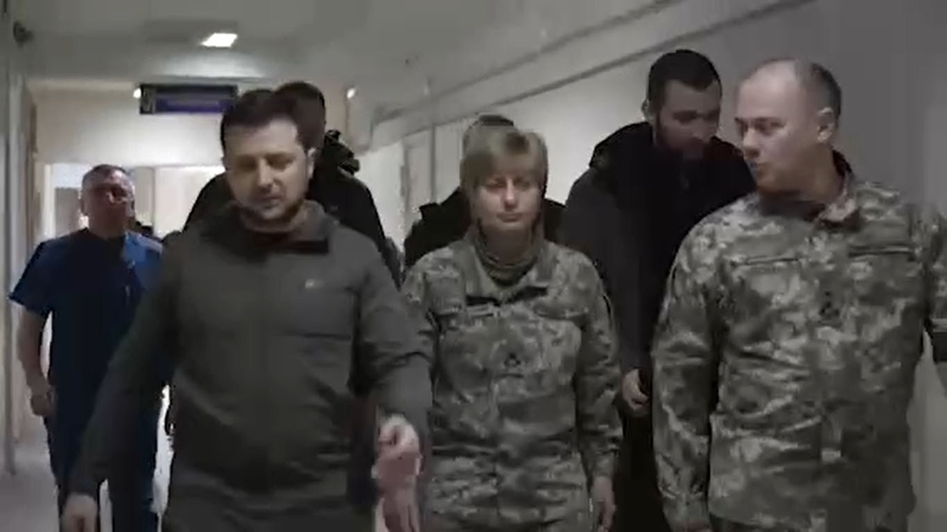 هل ظهر الرئيس الأوكراني زيلينسكي إلى جانب طبيبة مقتولة منذ شباط الماضي؟