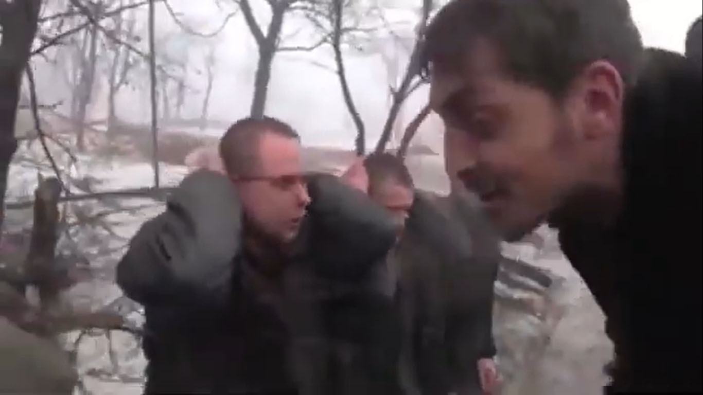 هل يُظهر هذا التسجيل ضابطا أوكرانياً يجبر أسرى روس على ابتلاع رتبهم العسكرية؟