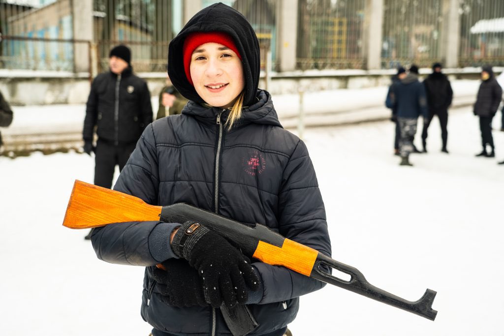 هل وُزّعت الأسلحة على الأوكرانيين مجاناً لمواجهة الغزو الروسي؟