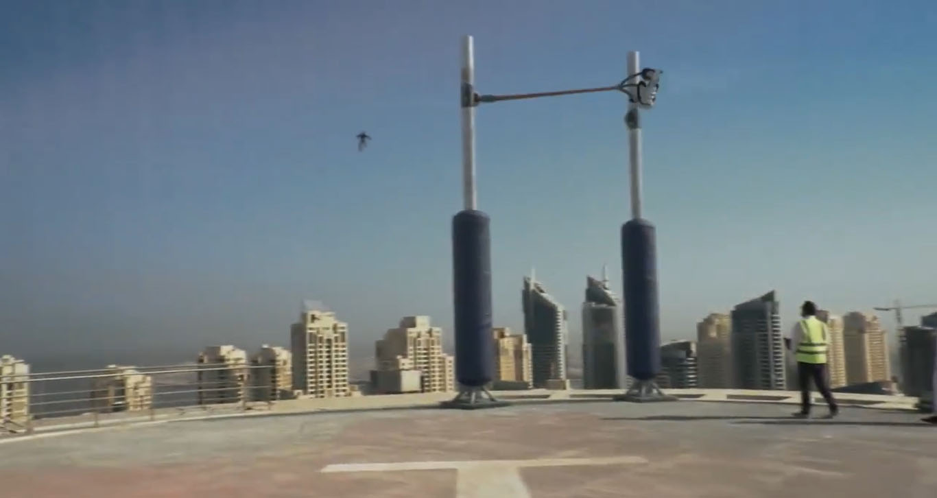 ما حقيقة التسجيل الذي يظهر قذف شخص في الهواء بواسطة مقلاع؟