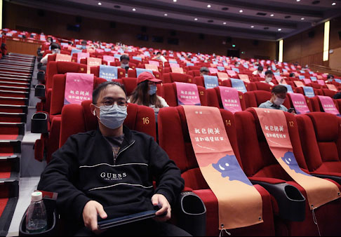 هل أفسد هذا الرجل الصيني الفلانتاين على العشاق بحجز مقعدين بجانب بعضهما في السينما؟