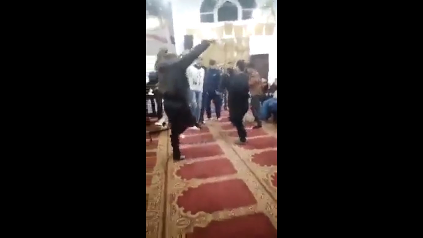 هل يظهر هذا الفيديو احتفالاً نظمته حماس في أحد مساجد مدينة الخليل الفلسطينية؟