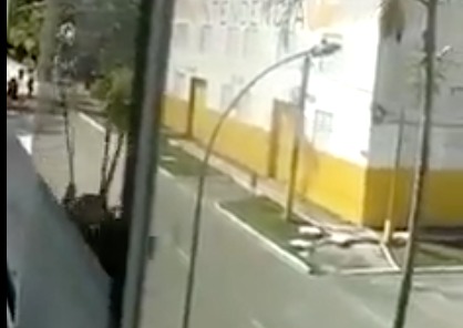 هل يُظهر هذا الفيديو هبوط مظلي روسي في أوكرانيا؟