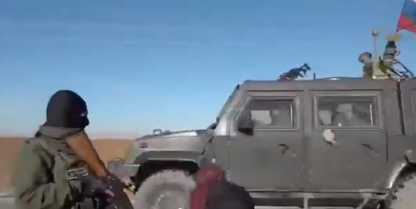 ما حقيقة فيديو رشق المدرعات الروسية بالحجارة أثناء انسحابها من تل رفعت؟