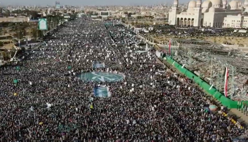 هل هذا التسجيل لمسيرة ضخمة خرجت في مومباي الهند لنصرة النبي محمد؟