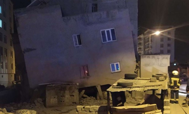 هل هذه الصورة لمبنى سكني في الريحانية انهار اليوم جراء الهزة الأرضية؟