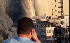 مقطع انتظار المصورين لحظة قصف الاحتلال الإسرائيلي لمبنى سكني في غزة قديم