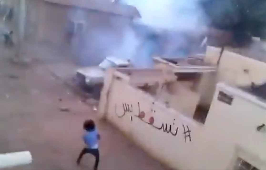 هذا الفيديو ليس لـ "سودانيين يرجمون قوات الدعم السريع بالحجارة"