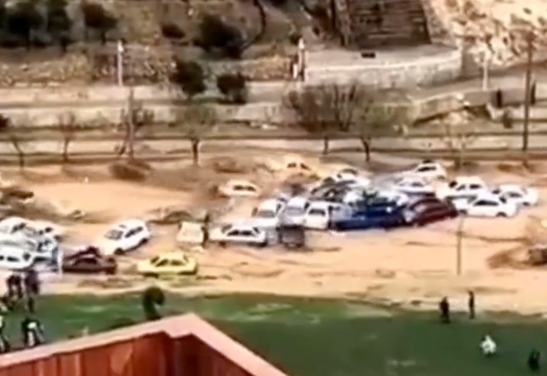 هذا الفيضان العنيف لم يضرب إمارة الفجيرة بدولة الإمارات
