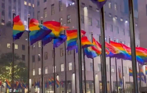 هل رفعت "أعلام المثليين" بدلا من أعلام الدول الأعضاء أمام مبنى الأمم المتحدة؟