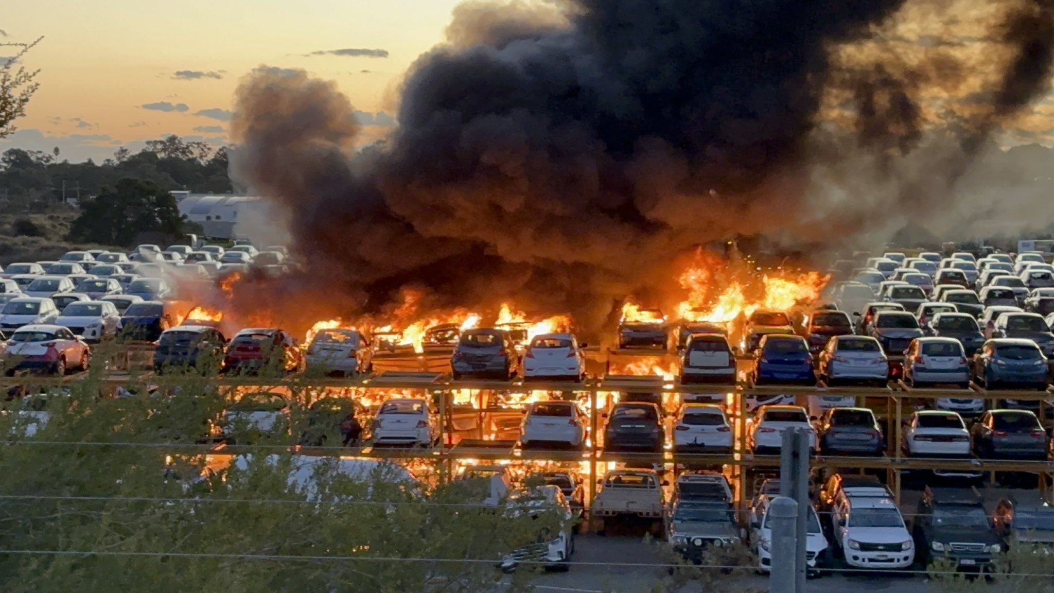 الفيديو ليس لإحراق المتظاهرين في فرنسا السيارات الجديدة